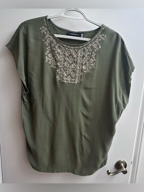 Rafaela olive Green Short Sleeve XL TOP embroidered Detail neckline.